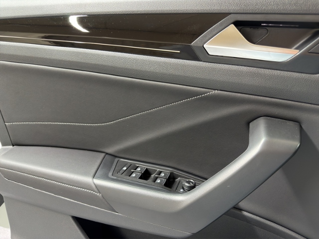 T-Roc 1.5 TSI R-Line+LED+NAVI+PANO+AHK+STANDH.