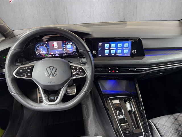 Golf VIII 1.5 eTSI R-Line+LED+KEYLESS+AMBI