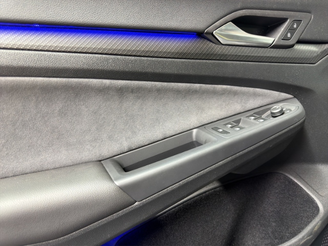 Golf VIII 1.5 eTSI R-Line+LED+KEYLESS+AMBI