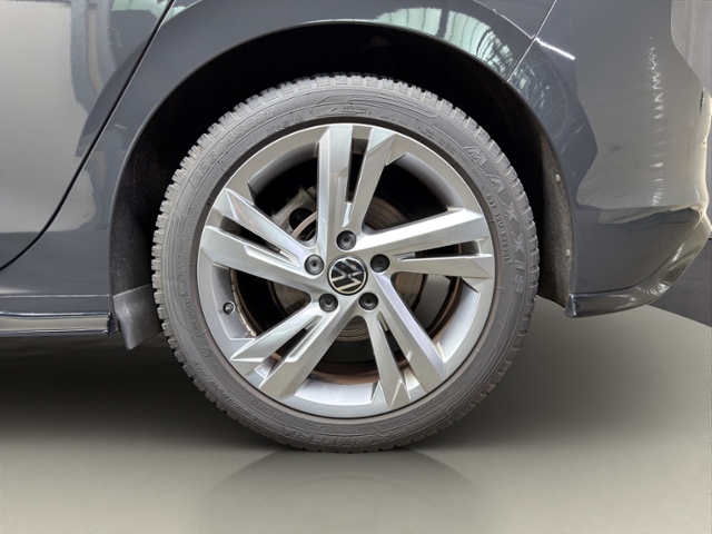 Golf VIII 1.5 eTSI R-Line+LED+KEYLESS+AMBI