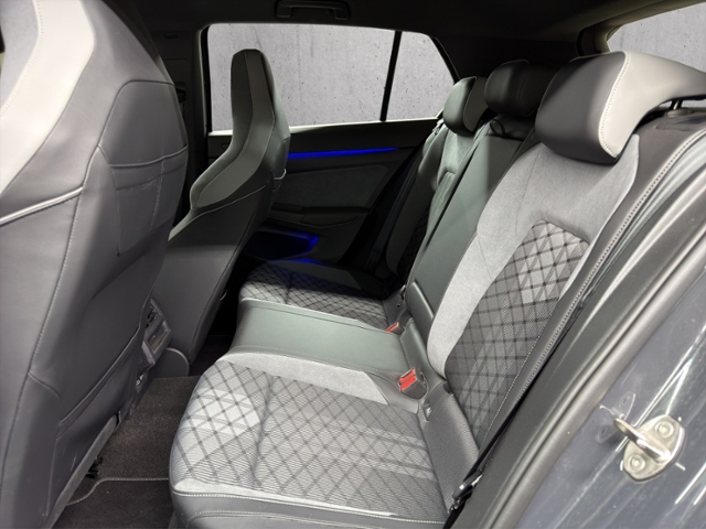 Golf VIII 1.5 eTSI R-Line+LED+KEYLESS+AMBI