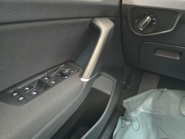 Touran 1.5 TSI Comfortline+NAVI+AHK+7-SITZ.+PDC