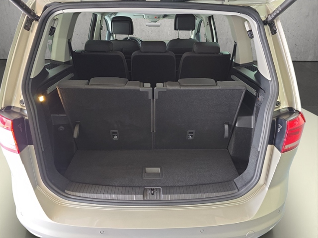 Touran 1.5 TSI Comfortline+NAVI+AHK+7-SITZ.+PDC