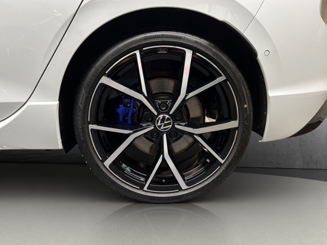 Golf VIII R 2.0 TSI 4Motion+NAVI+LED+RFK+APP-CO.