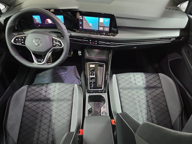 Golf VIII 1.5 eTSI R-Line+LED+RFK+AHK+APP-CONNE.