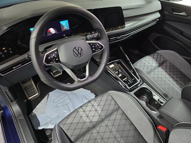 Golf VIII 1.5 eTSI R-Line+LED+RFK+AHK+APP-CONNE.