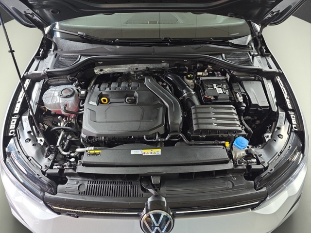 Golf Variant VIII 1.5 eTSI R-Line+LED+AHK+APP-C.