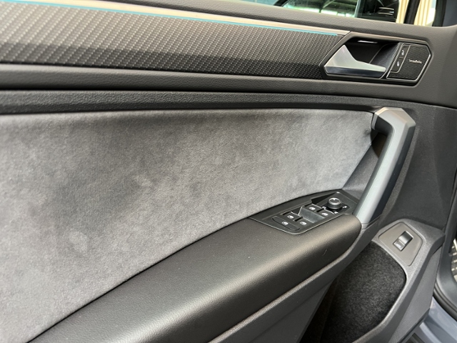 Tiguan R 2.0 TSI  4Motion+AKRAPOVIC+HUD+AHK+PANO