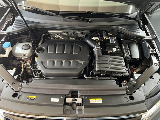 Tiguan R 2.0 TSI  4Motion+AKRAPOVIC+HUD+AHK+PANO