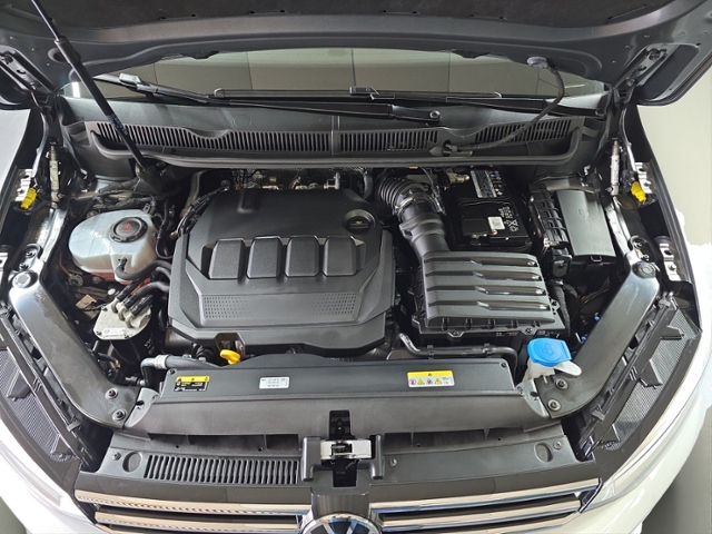 Touran 2.0 TDI Comfortline+LED+NAVI+AHK+RFK+ACC