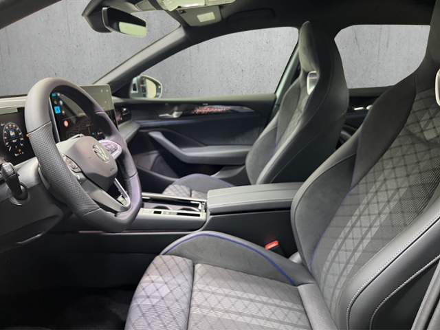 Passat R-Line  eHybrid  130 kW (177 PS) / 85  (1