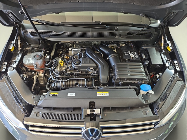 Touran 1.5 TSI Comfortline+NAVI+RFK+7-SITZ.+AHK