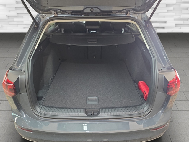 Golf VIII Variant 1.5 eTSI Style+LED+NAV+AHK+RFK