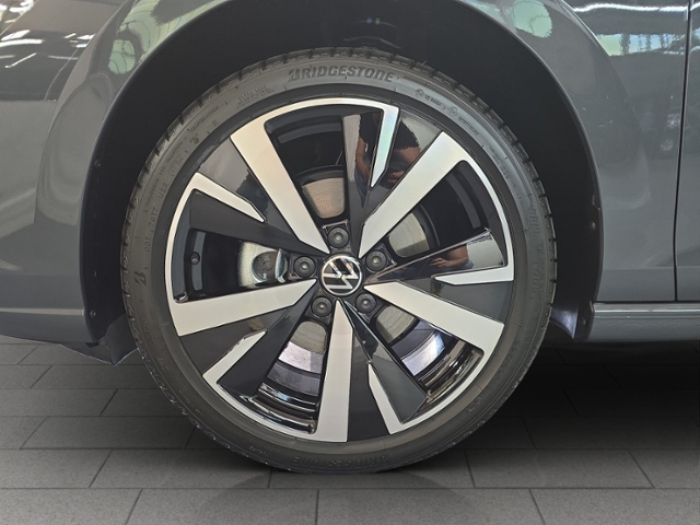 Golf VIII Variant 1.5 eTSI Style+LED+NAV+AHK+RFK
